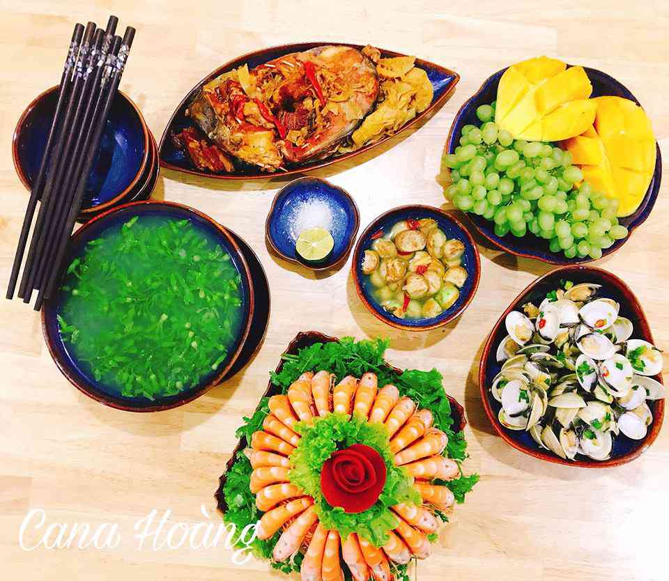 Tôm hấp nước dừa, canh hoa thiên lý, cá trắm kho măng, ngao sốt mỡ hành, cà muối