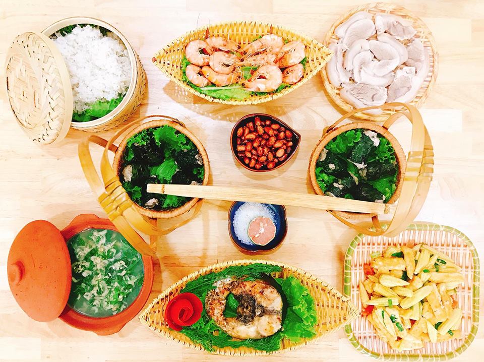 Chả thịt bò là lốt + thịt heo cuốn xương sông, cá trắm chiên giòn, tôm hấp, đạu phụ xào ngô bao tử, thịt chân giò luộc. canh rau cải nấu tôm khô, lạc rang