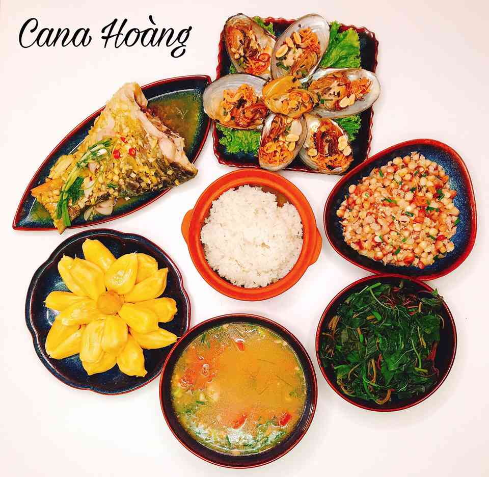 Trai nướng mỡ hành, cá hấp bia sả, canh trai nấu chua, rau dền luộc, ngô xào thịt băm