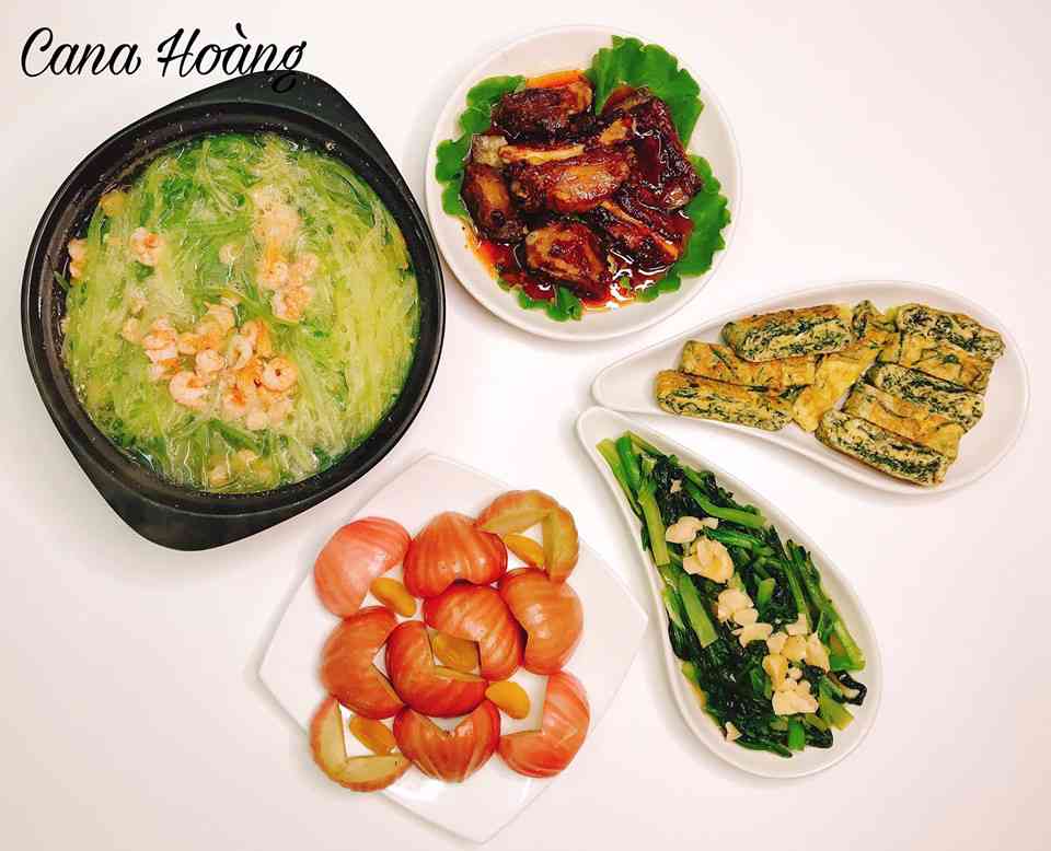 Canh bí xanh nấu tôm, rau cải xào tỏi, sườn xào chua ngọt, trứng chiên lá lốt