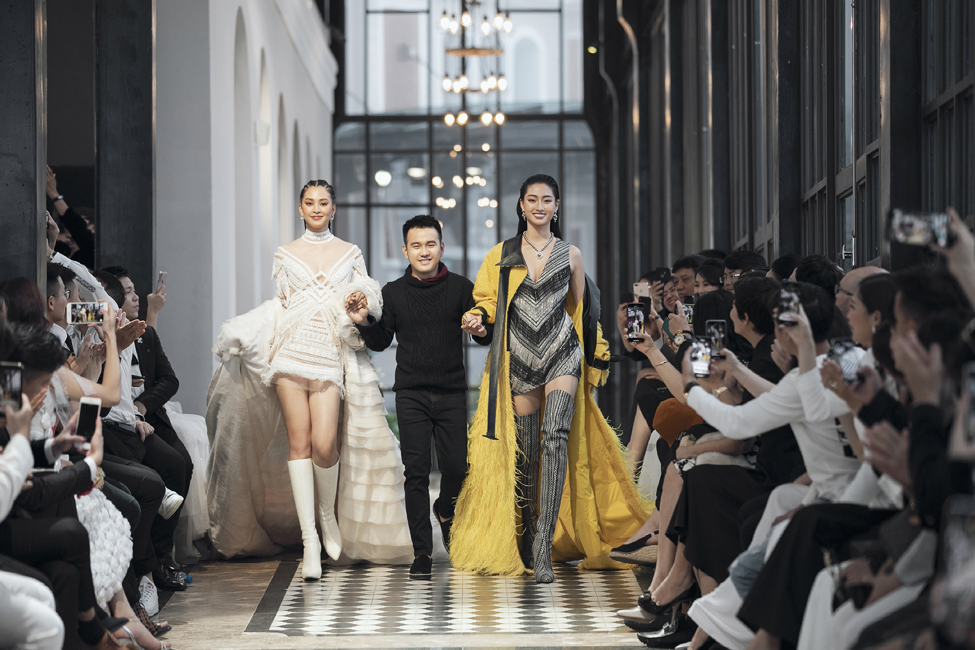 Tiểu Vy - Lương Thùy Linh đọ tài catwalk trong show diễn cảm hứng Tây Bắc - 1