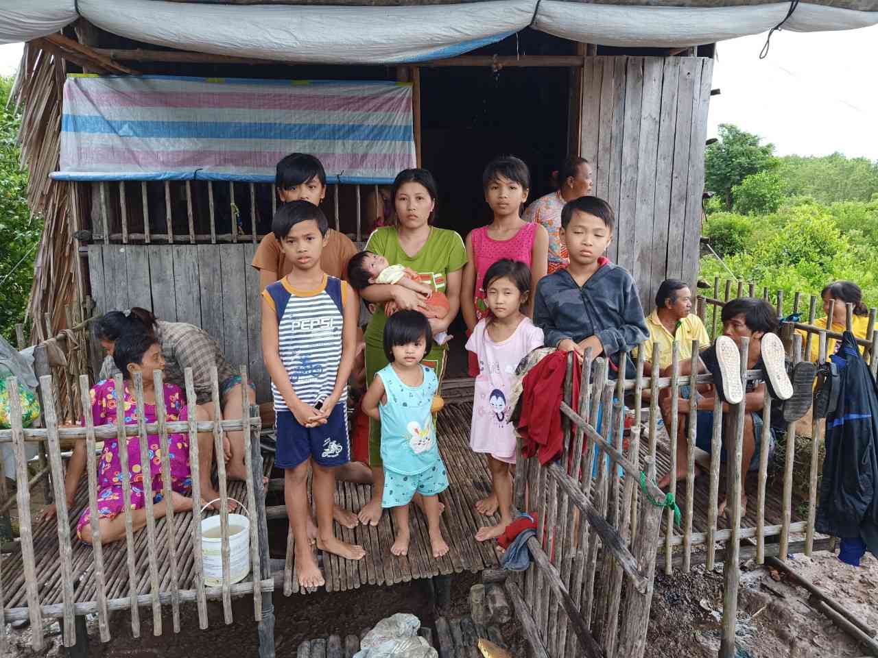 Con gái ông Thêm và 7 cháu nhỏ may mắn thoát chết. Ảnh: Huỳnh Tứ