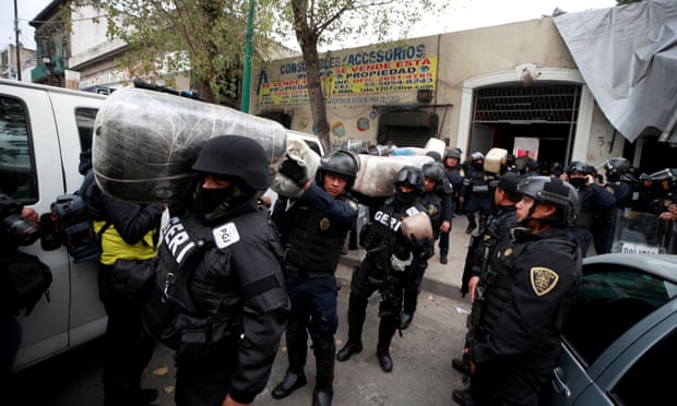 Cảnh sát Mexico thu giữ tang vật được cho là lấy từ phòng thí nghiệm của băng đảng ma túy.