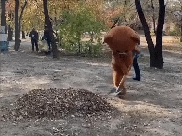 Video Clip Cười - Có những người nhiệt tình quá thành ra... phá hoại