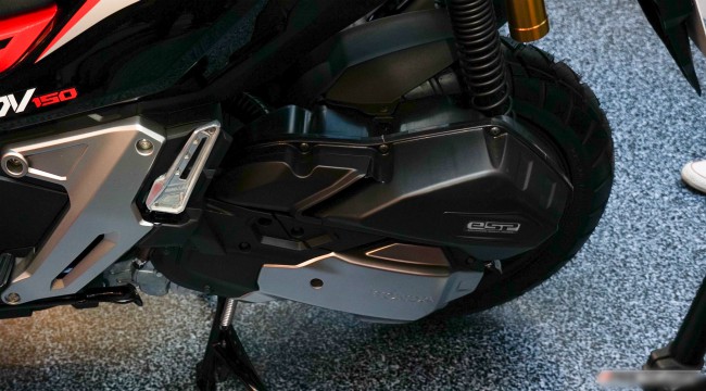 Hệ thống treo mạnh mẽ giúp ADV150 chống trọi các cung đường khác nhau.