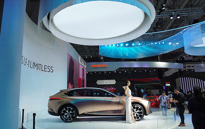 Ngắm xe concept độc Lexus LF-1 Limitless thu hút khách tham quan tại VMS 2019 - 13