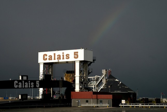 Cảng Calais ở Pháp là một trong những nơi xe tải chở người di cư bất hợp pháp vào Anh.