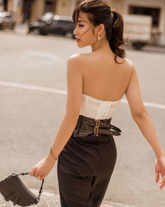 “Đối với công việc của tôi, việc uống nước điều độ sẽ giúp bảo vệ cổ họng và đảm bảo nhịp làm việc khi phải thay đổi môi trường liên tục giữa các địa điểm biểu diễn” - Đông Nhi từng tiết lộ.&nbsp;