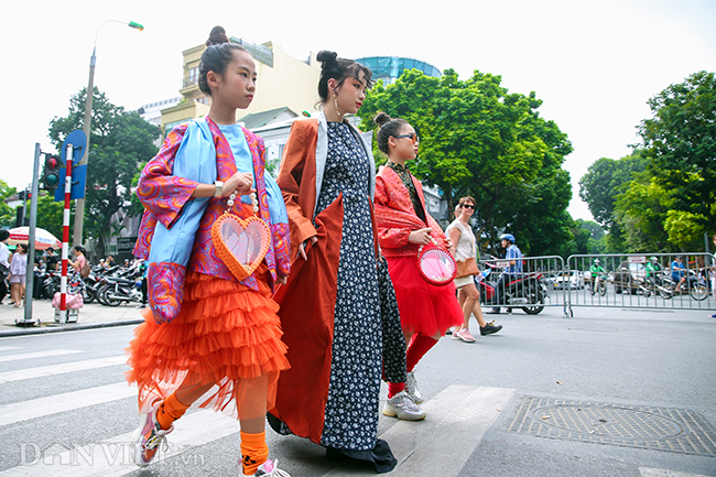 Hầu hết ai cũng tự tin sải bước trên phố đi bộ trên phố Tràng Tiền.