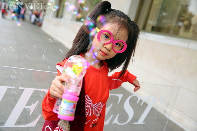 Cô bé Trang Mun nhí nhảnh với súng bắn bong bóng.