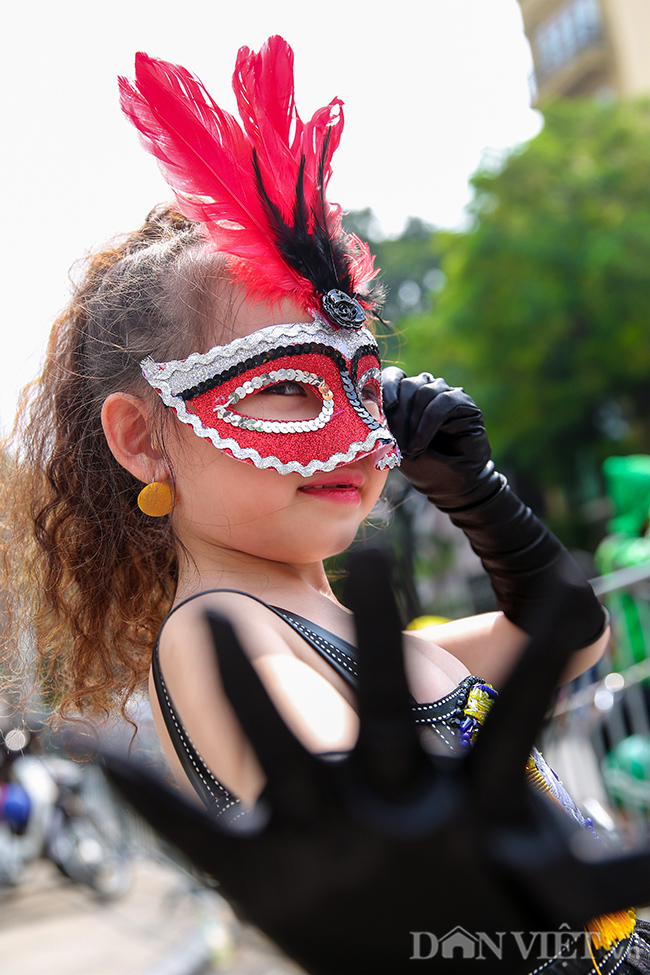 Cô bé này lại lựa chọn đầm đen và chiếc mặt nạ, nhưng không giấu được nét hồn nhiên trong ánh mắt.