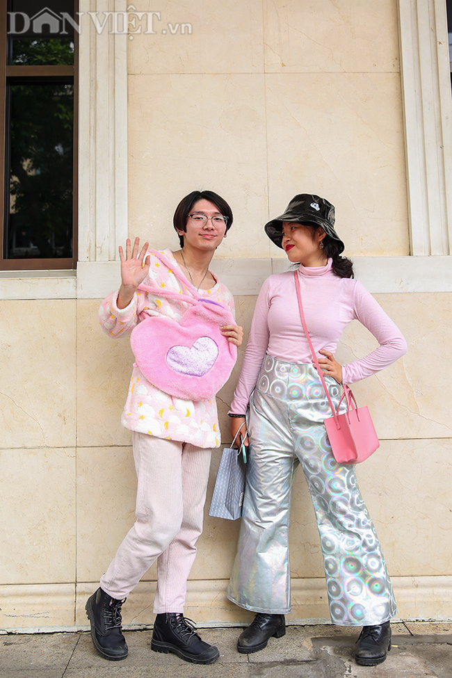 Đôi bạn trẻ chọn cho mình gam màu hồng phai, ngược lại với số đông tham gia Street style năm nay.