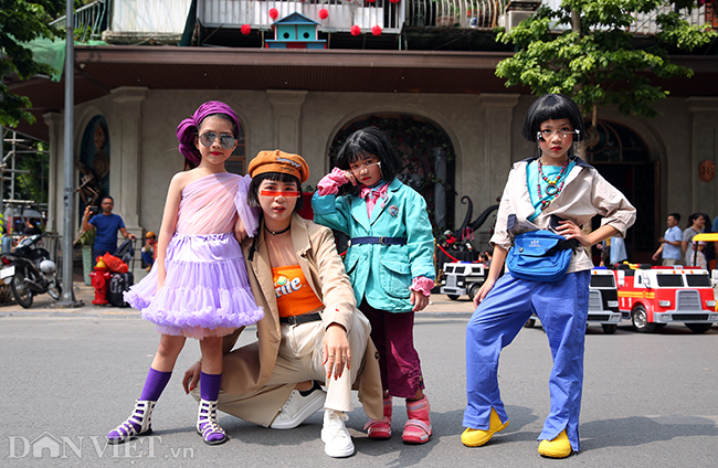 Vie Trần là makeup tại Hà Nội, cô dẫn theo các bạn mẫu nhí với đủ màu sắc và mái tóc cá tính.