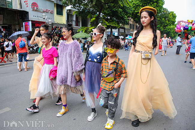 Dàn mẫu nhí của nhà thiết kế Thảo Nguyễn với những trang phục điệu đà.