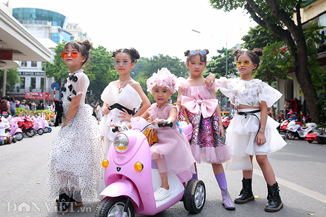 Cô bé Hà My 4 tuổi (Sơn Tây, Hà Nội) không may mắc căn bệnh ung thư. Bé không còn tóc trên đầu, các nhà thiết kế phải làm cho em một bộ tóc vải kết hoa.