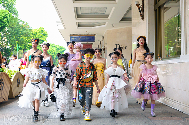 Mẫu nhí khoe Street style trên đường phố.