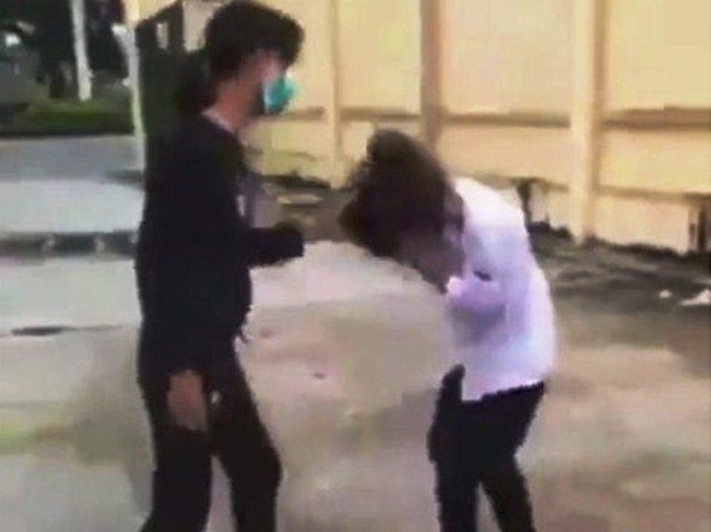 Bị bạn gần nhà đánh tới tấp vì ngoan hiền (ảnh cắt từ clip)