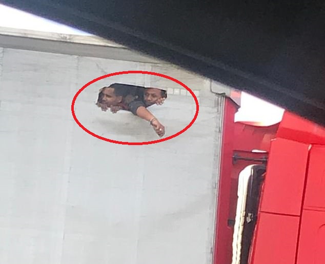 Ảnh chụp hai người nhập cư&nbsp;đục thủng màn che trên xe container để lấy dưỡng khí