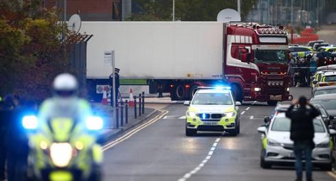Cảnh sát Anh di dời chiếc xe tải chở 39 thi thể ở hạt&nbsp;Essex hôm 23/10. (Ảnh: Reuters)