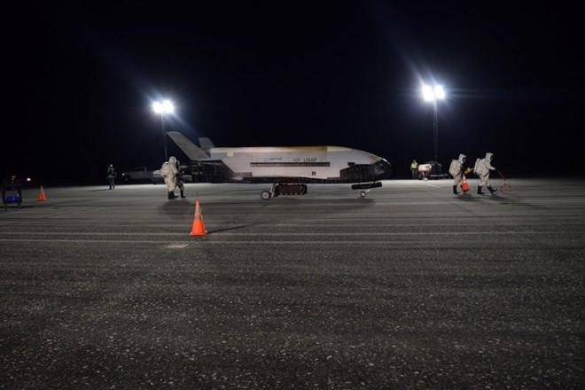Tàu vũ trụ bí mật X-37B đã hạ cánh an toàn xuống sân bay vũ trụ Kennedy, Florida, Mỹ.&nbsp;