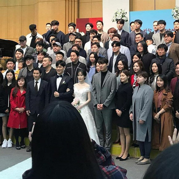 Lee Min Ho đứng cạnh cô dâu, nổi bật giữa dàn khách mời chụp hình