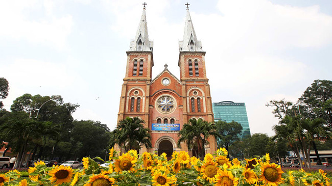 Chính tòa nhà thờ Đức Bà Sài Gòn: Nằm tại trung tâm quận 1 của thành phố Hồ Chí Minh, chính tòa nhà thờ Đức Bà cao 60 m, được xây dựng từ năm 1863-1880 mang phong cách kiến trúc tân La Mã là một điểm đến nổi tiếng của thành phố Hồ Chí Minh.
