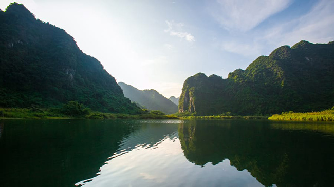 Hang động Tràng An: Là một phần của khu phức hợp du lịch sinh thái đồ sộ ở Việt Nam, các hang động Tràng An được khám phá tốt nhất khi ngồi thuyền. Một mê cung của sông cùng hang động đá vôi hiểm trở và nước màu xanh ngọc bích khiến du khách thích mê.
