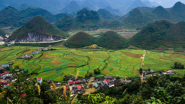 Cao nguyên Đồng Văn: Một công viên địa chất toàn cầu của UNESCO nằm ở Hà Giang, Cao nguyên Đồng Văn có các đỉnh núi đá vôi và hẻm núi rất đẹp.
