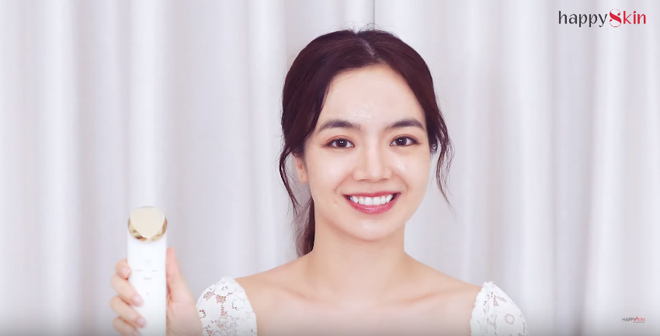 Ion Galvanic có đầu tiếp xúc hình tam giác góc cạnh, giúp dễ dàng len lỏi vào các góc khó tiếp xúc trên khuôn mặt.