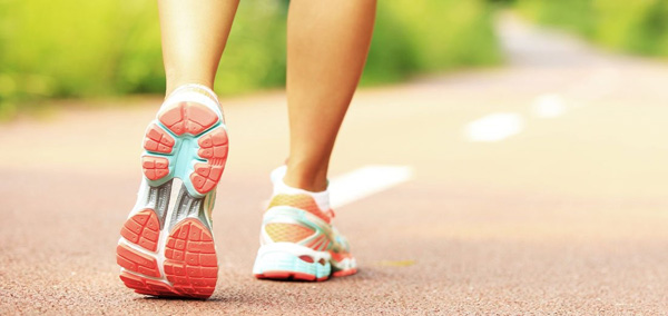 Thay vì tiếp đân bằng mũi hoặc bàn chân, hãy tiếp đất bằng gót chân