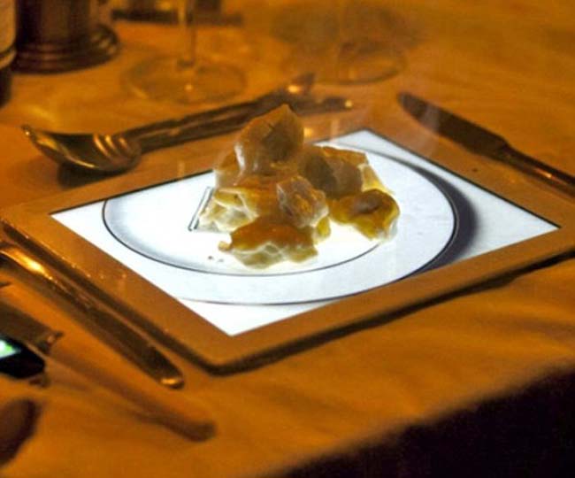 1. Thức ăn được phục vụ trên ảnh cái đĩa trong Ipad.

