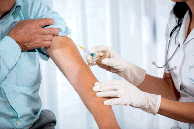 10. Tiêm vắc-xin cúm hằng năm tốt cho hầu hết mọi người, đặc biệt đối với những người bị bệnh tim và suy tim. Vắc-xin cúm gần đây đã được chứng minh là có khả năng bảo vệ cơ thể chống lại chứng rung tâm nhĩ mới khởi phát.
