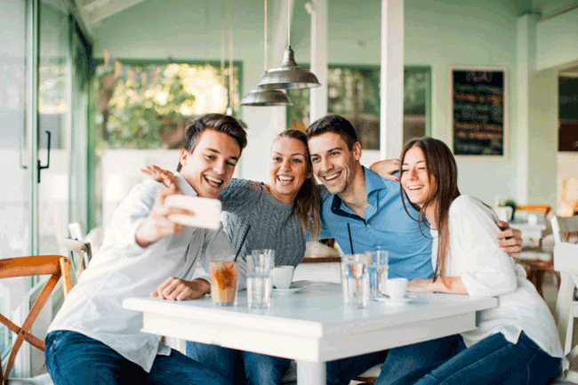 11. Dành nhiều thời gian cho bạn bè và người thân: Chất lượng và số lượng các mối quan hệ xã hội của bạn có liên quan đến sức khỏe tổng thể và nguy cơ tử vong do đau tim thấp hơn.
