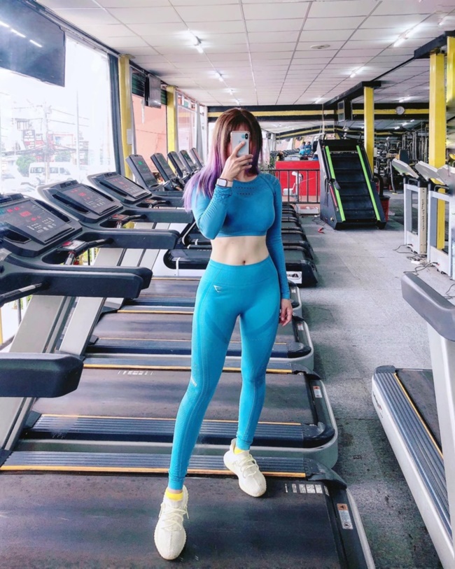 Ngoài ra để đảm bảo sức khỏe khi chạy xe, Út Hoàng càng có cớ để mặc đồ tập gym từ phòng tập tới chạy xe, &#34;1 mũi tên trúng 2 đích&#34;.