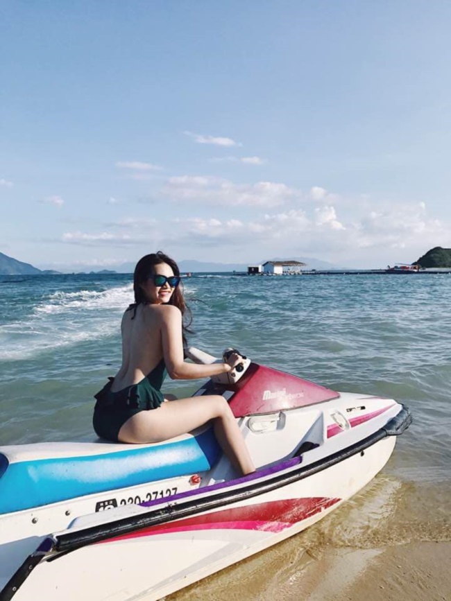 Tập gym nhiều khiến những nàng hot girl mô tô càng thêm quyến rũ, gợi cảm khi mặc đồ bó sát chạy xe và đây cũng là hình ảnh quen thuộc tạo nên thương hiệu cho 2 hot girl đam mê tốc độ ở Sài Gòn.