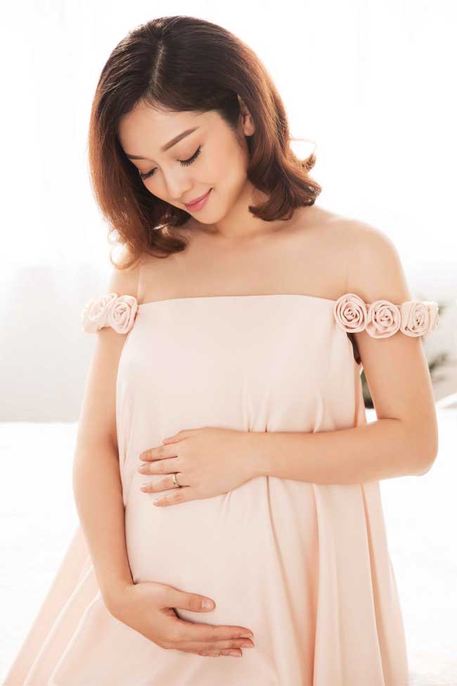 Ngoài ra cô cũng chia sẻ bản thân không ngại xấu vì con: &#34;Có khá nhiều người lo ngại nuôi con bằng sữa mẹ sẽ ảnh hưởng đến vóc dáng, đặc biệt là vòng 1. Nhưng tôi thì không. Tôi rất coi trọng nuôi con bằng sữa mẹ vì những yếu tố tốt nhất cho trẻ con sơ sinh mà khoa học đã chứng minh.&#34;