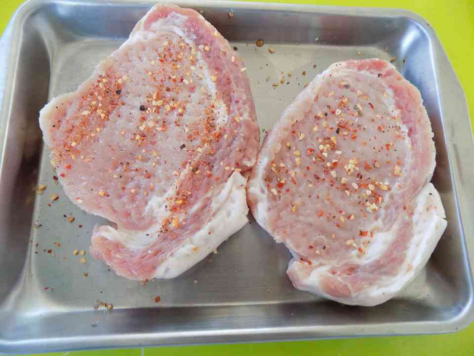 Bước 1: Thịt heo rửa sạch, thấm khô, dùng chày dần sơ 2 bên miếng thịt. Cho thịt vào âu, rắc muỗng gia vị lên đều 2 miếng thịt.&nbsp;
