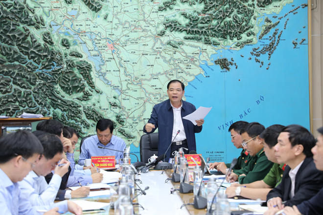 Bộ trưởng Nguyễn Xuân Cường họp chỉ đạo ứng phó với áp thấp nhiệt đới khả năng mạnh lên thành bão.