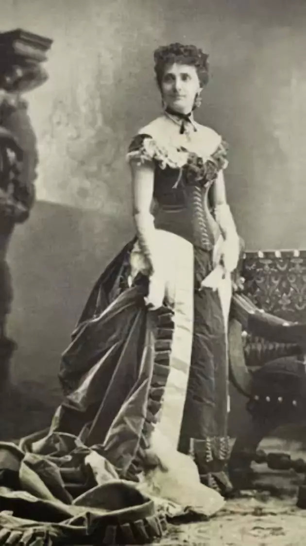 Marie Augustine Vernet&nbsp; được biết đến là người mẫu đầu tiên.&nbsp;