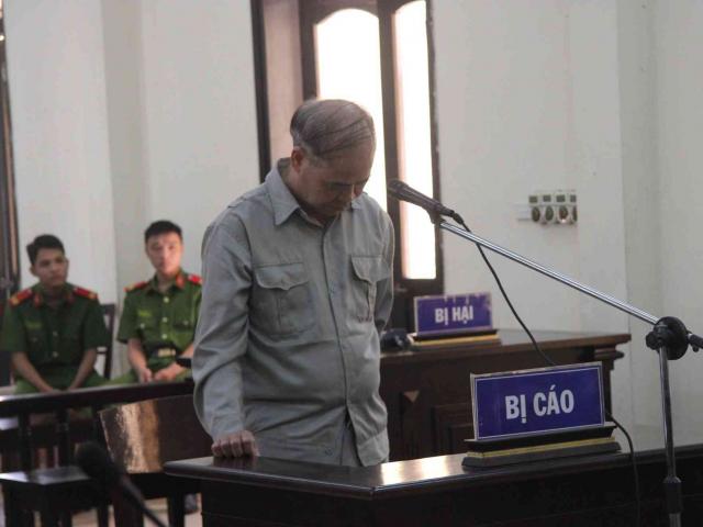 Pháp luật - Đầu bạc trắng ra tòa, cựu hiệu trưởng dâm ô hàng loạt nam sinh nhận 8 năm tù
