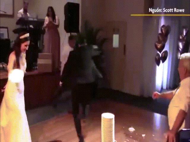 Bạn trẻ - Cuộc sống - Khách mời hào hứng đập vỡ đĩa chúc mừng cô dâu chú rể