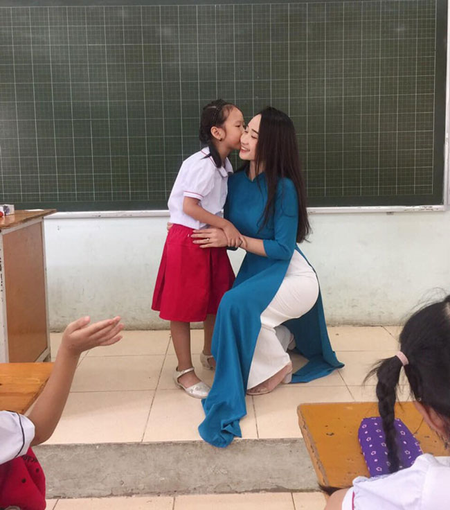  Lưu Thị Phương Thảo từng nổi tiếng trên mạng xã hội bởi hình ảnh cô giáo mặc áo dài chụp cùng học sinh trong lớp học