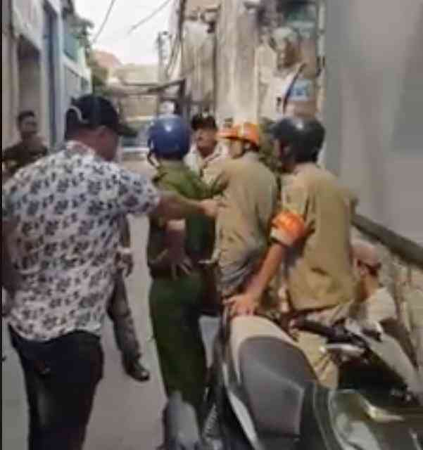 Một số người đã đến nhà trọ hỏi sự việc rồi báo công an