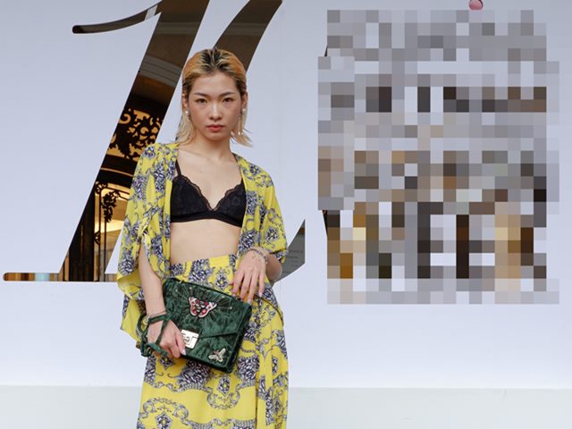 Thời trang - Giới trẻ khoe street style trên phố Tràng Tiền gây chú ý