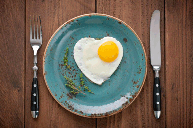 18. Ăn nhiều trứng: Trứng là một loại thực phẩm tuyệt vời, chứa đầy đủ protein bão hòa và các chất béo thiết yếu cần thiết cho sức khỏe tim mạch.
