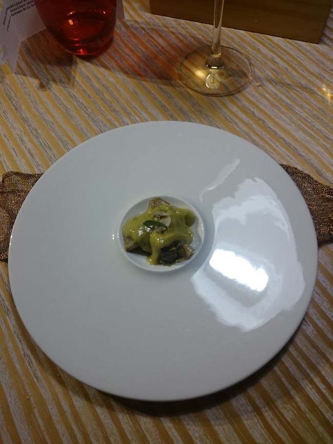 5. Một cái đĩa lộn ngược và món ăn thì quá nhỏ được đặt trên đế cái đĩa.
