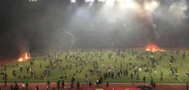 Ban tổ chức sân không ngăn được khán giả tràn vào