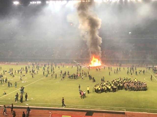 Bóng đá - Kinh hoàng bạo loạn ở Indonesia: Lửa cháy rực trời, sân vận động như chiến trường