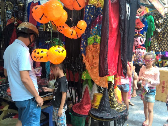 Đồ Halloween cho trẻ em hút khách mua sắm nhiều