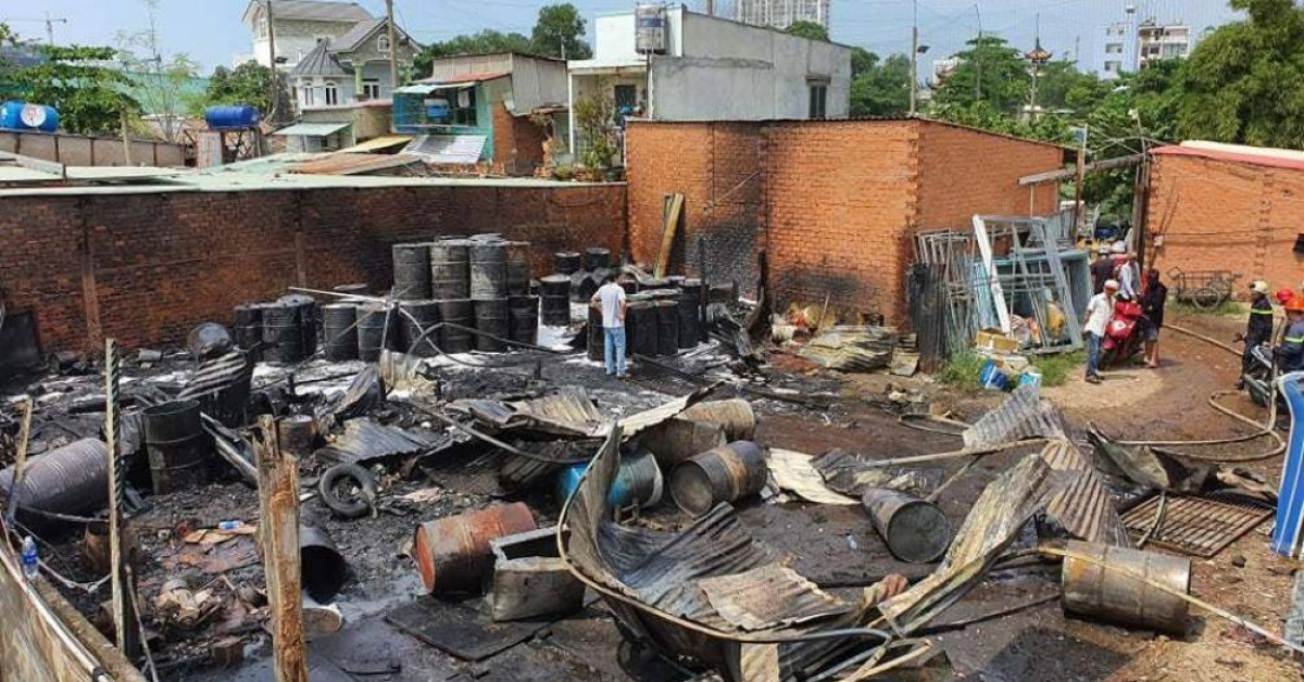 Tin tức trong ngày - Cháy lớn ở kho nhớt tái chế, một chiến sĩ cảnh sát TP.HCM bị thương